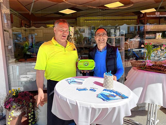 Infostand bei der Metzgerei Koch mit Bernhorst Koch (links) und Alessandro Ribaudo.