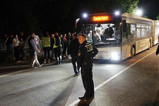 Im Minutentakt fahren die Shuttle-Busse nach Ende von Festivaltag eins zurück in Richtung Flugplatz, wie viele Besucher ihre Autos ...