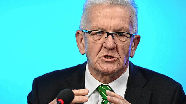 Winfried Kretschmann (Bündnis 90/Die Grünen), Ministerpräsident von Baden-Württemberg, spricht bei einer Regierungspressekonferenz im ...