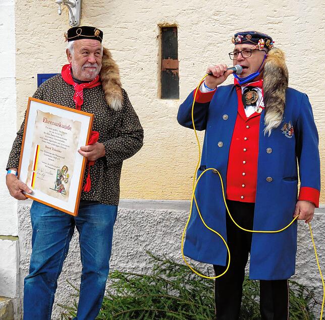 Udo Heppler (rechts) ernennt Bernd Tritschler zum neuen Ehrennarren.