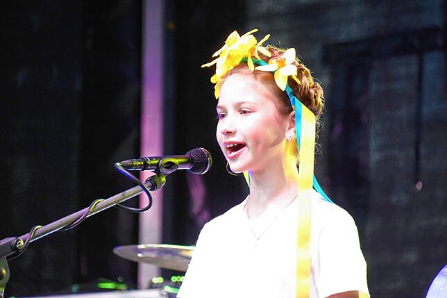 Die elfjährige Ukrainerin Valentina sang auf der Bühne.