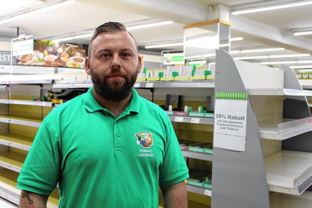 Er war der letzte Pächter vor dem Verkauf: Roman Rebholz im Sommer 2021. Die Regale sind beim Ausverkauf bereits leergefegt.