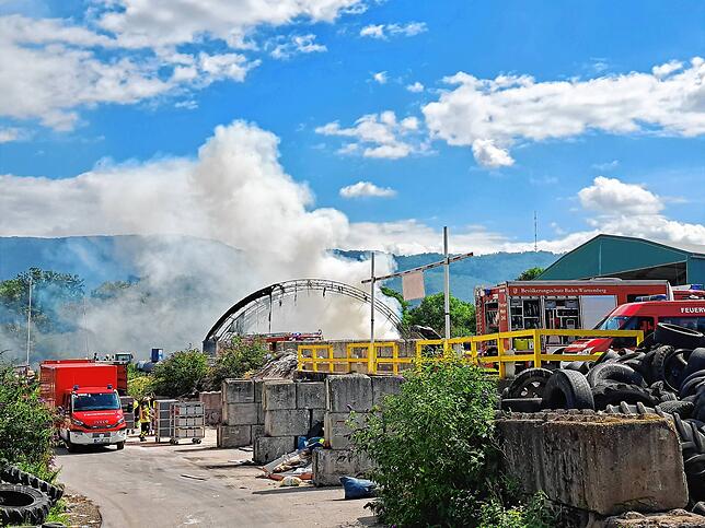 Bild 26: Wehr: Feuer auf der Mülldeponie - Bilder des Einsatzes auf dem Lachengraben