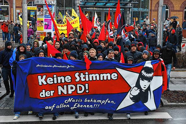 2011 protestieren rund 200 Aktivisten aus dem linken Spektrum gegen die NPD. Der Schwerpunkt richtete sich gegen den in der Doppelstadt ...