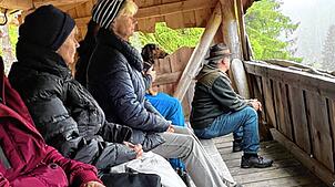 Mitglieder des Schwarzwaldvereins Häusern im Unterstand. Bild: Christian Liechti