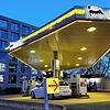 (Archivbild) Unter anderem hier, an der Eni-Tankstelle an der Reichenaustraße, kommt es am Wochenende zu einer heftigen Auseinandersetzung.