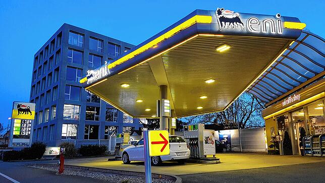 (Archivbild) Unter anderem hier, an der Eni-Tankstelle an der Reichenaustraße, kommt es am Wochenende zu einer heftigen Auseinandersetzung.