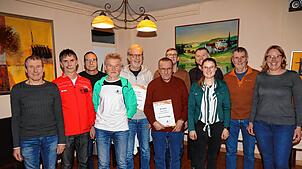 Mit dem Vorsitzenden Dieter Förnbacher (von links) stellen sich Geehrte und Gewählte dem Fotografen: Reinhold Walter, Lutz Kuhardt, ...