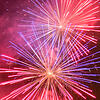 Ob selber böllern oder zuschauen – Feuerwerke an Silvester bieten ein buntes Spektakel.