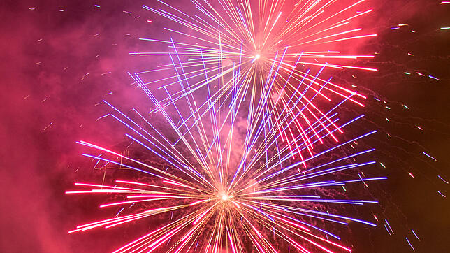 Ob selber böllern oder zuschauen – Feuerwerke an Silvester bieten ein buntes Spektakel.