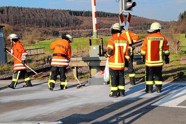 Die Blumberger Feuerwehr streute den Straßenbereich am Bahnübergang am, um ausgelaufenes Benzin aufzufangen.