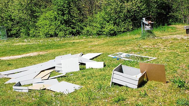 Beim Bolzplatz oberhalb der Himmelreichstraße liegt ein abgebauter Schrank, den nun die Technischen Betriebe wegräumen müssen.
