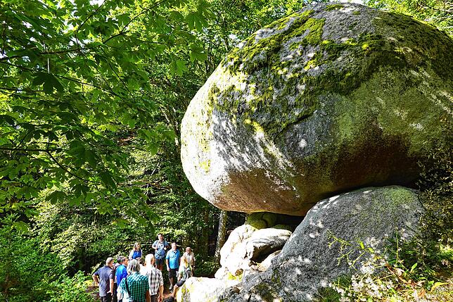 Vorsicht: Der Solfelsen wird wegen seiner runden Form auch „Pelzkappenstein“ genannt. Auf den ersten Blick scheint der 230 ...
