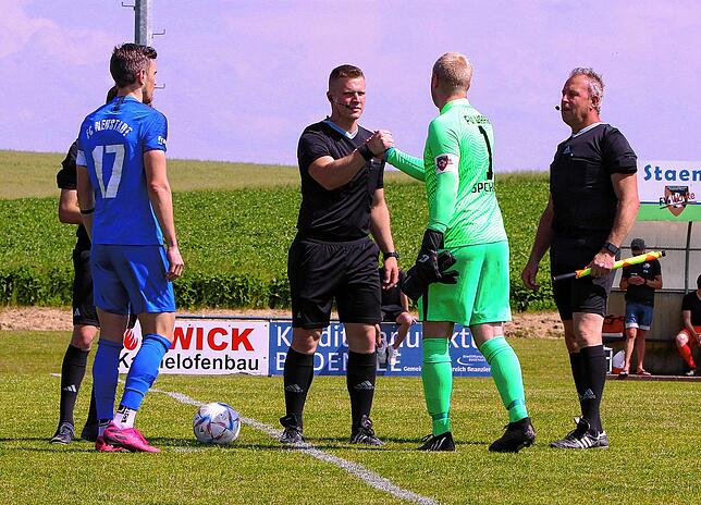 Bild 15: Die besten Bilder vom Duell zwischen FV Walbertsweiler-Rengetsweiler und FC Neustadt