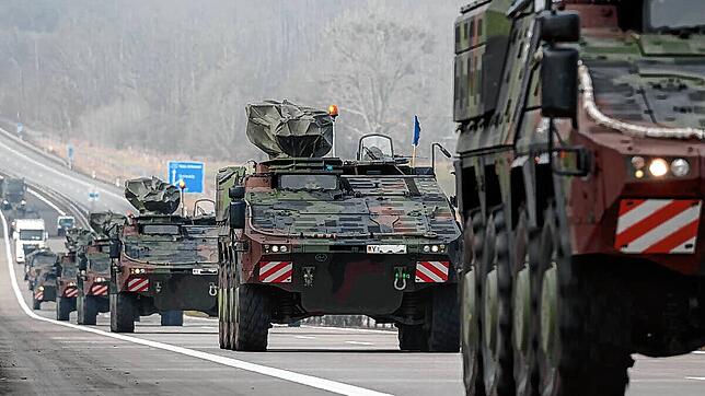 Der Anblick dürfte vielen aus dem Kalten Krieg noch vertraut sein: Gepanzerte Radfahrzeuge der Bundeswehr dieser Tage auf einer Autobahn ...