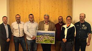 Bürgermeister Sebastian Stiegeler (links) verabschiedet aus dem Gemeinderat (von links) Martin Hagenbucher, Lars Gutmann, Georg ...