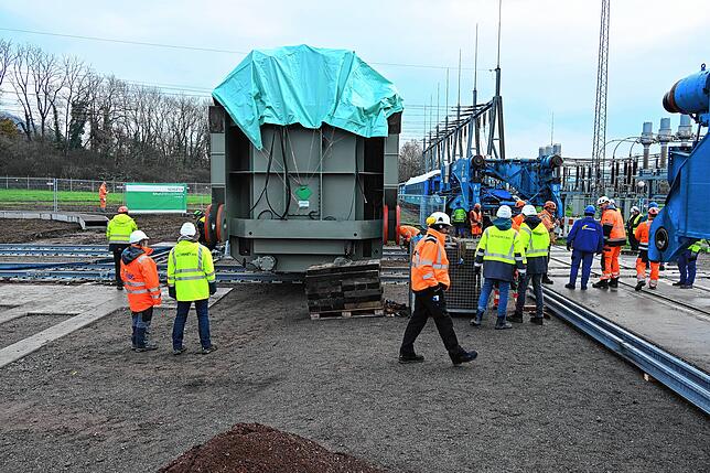 Das ist der neue, 300 Tonnen schwere Transformator, der im Umspannwerk Gurtweil angeliefert wird.