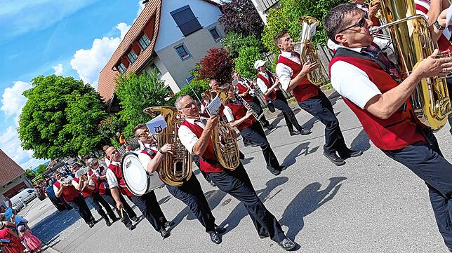 Bild 5: Festumzug am Gmeindshus Oberlauchringen – Höhepunkt des 4-tägigen Bezirksmusikfest