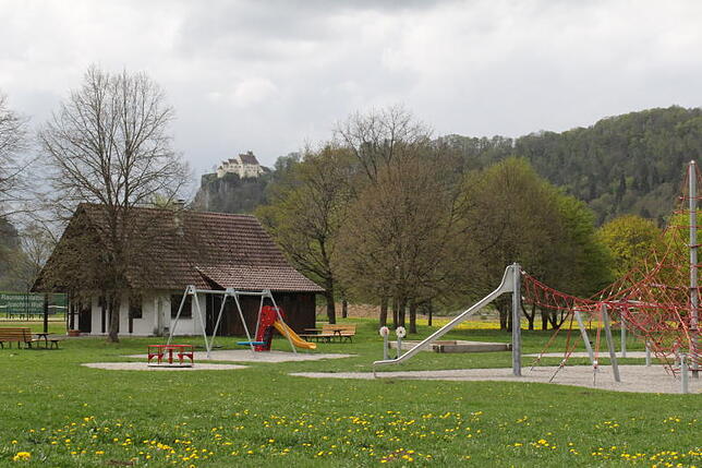 Bei der Haltestelle Hausen im Tal gibt es einen Kinderspielpaltz und eine Minigolfanlage sowie einen Bootsverleih.
