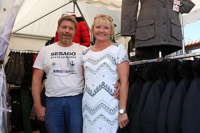 Im Hochsommer kein gutes Geschäft: Richard und Beate Lansink sind sich sicher, dass sich Winterjacken ab Oktober besser verkaufen werden.