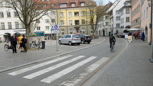 Von der Volksbank an der Hofstatt bis zur Einmündung der Schulstraße soll die Fahrbahn noch in diesem Jahr niveaugleich gepflastert und ...