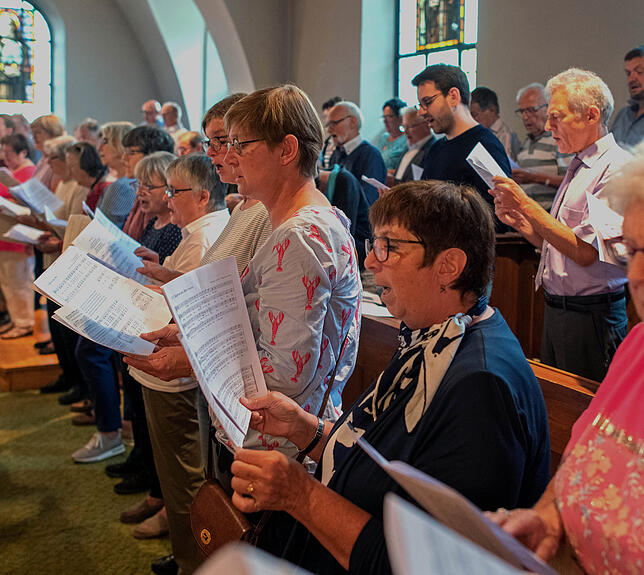 Die Kirchenchöre des Dekanats sangen auf der Orgelempore der Herz-Jesu-Kirche in Gorheim zum letzten Mal für ihren Dekan.