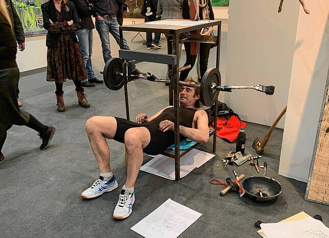 So anstrengend kann Kunst sein: Thomas Putze bereitet sich auf seinen Einsatz vor.