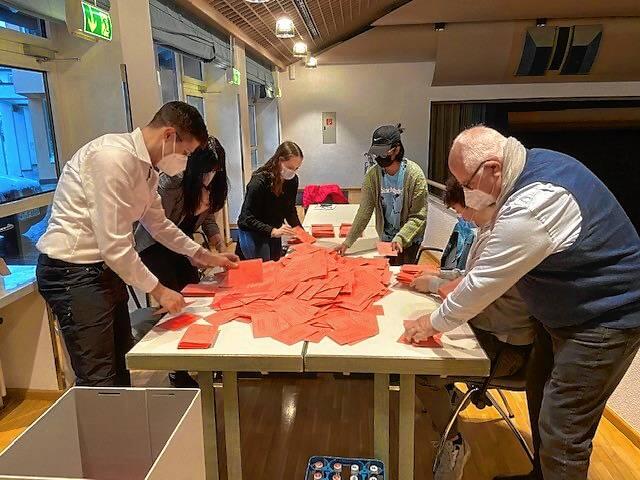 In der Stadthalle in Wehr öffnen Wahlhelfer die roten Umschläge der Briefwahlstimmen. Die blauen Umschläge mit den Stimmzetteln werden ...