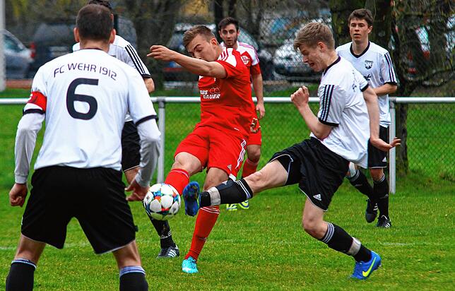 Derby vor sieben Jahren: Der junge Alexander Rebis (rechts) im Zweikampf mit Simon Wunderle vom FC Wallbach, der das Lokalderby gegen ...
