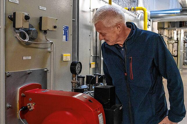 Klaus Steinlein ist an der Technik der Lüftungsanlage interessiert.