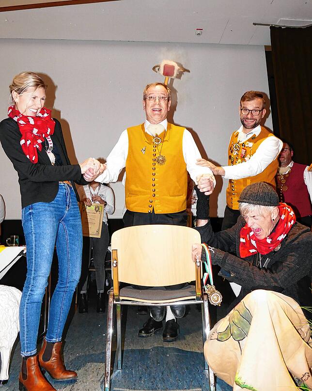 Bockschlag für Kurt Halder. Melanie Hahn und Stefan Beck stehen ihm bei.