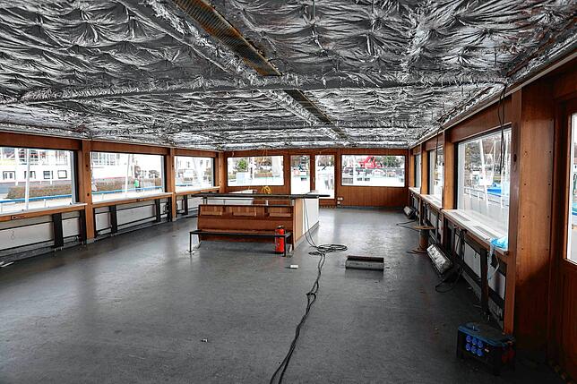 Im Innenbereich sind die Arbeiten am Motorschiff „Konstanz“ noch in vollem Gange.