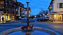 Der Hennenbrunnen in Immenstaad. Doch an der Spitze fehlt doch etwas.