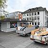 Ein Stadtmitarbeiter transportiert Material aus dem Brigachkios ab, das Gebäude soll jetzt abgerissen werden.