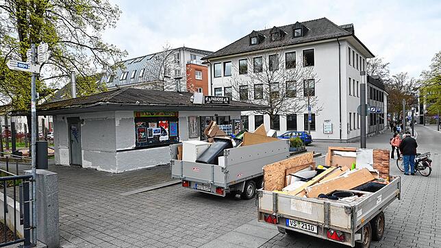 Ein Stadtmitarbeiter transportiert Material aus dem Brigachkios ab, das Gebäude soll jetzt abgerissen werden.