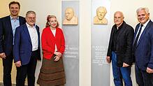 Bei der Enthüllung: Roland Wehrle, Diane von Württemberg und Bildhauer Hubert  Rieber. Bild: Dold.