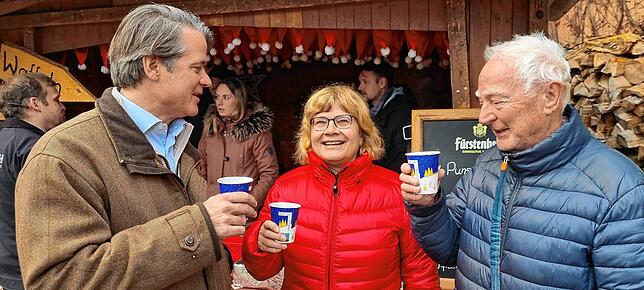 Auf einen Glühwein: Christian Fürst zu Fürstenberg (von links) unterhält sich mit den beiden SÜDKURIER-Gewinnern Elisabeth und Johannes ...