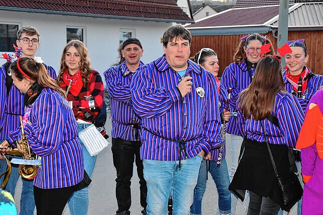 Bild 21: Narren feiern Rosenmontag mit Kindernachmittag und Fackelzug