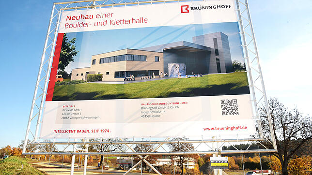 So soll die Boulder- und Kletterhalle aussehen, die am Klosterhof gebaut wird. Das Bauschild steht bereits. Bild: Jochen Hahne
