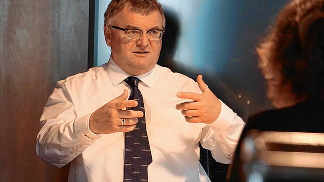 Friedrichshafens Oberbürgermeister Andreas Brand im Gespräch mit SÜDKURIER-Redaktionsleiterin Kerstin Mommsen