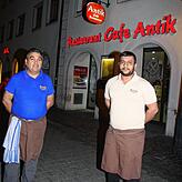 Demir Abdurrahman (l.) und Servet Karaaslan mussten mit dem Café umziehen.