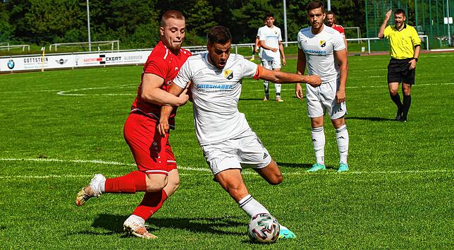 Wieder da, aber noch nicht ganz fit: Sandro Knab (rechts) erzielte beim 2:1 des SV 08 Laufenburg gegen den SV Kirchzarten den ...