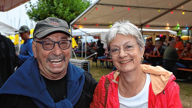Bild 1: Endlich wieder Hafenfest! Trotz Wetterumschwung ist die Stimmung am ersten Tag hervorragend