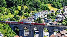 Die Schwarzwaldbahn führt über das Hornberger Eisenbahnviadukt.