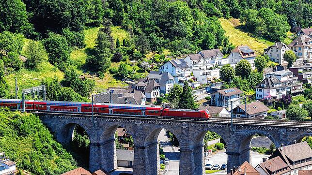 Die Schwarzwaldbahn führt über das Hornberger Eisenbahnviadukt.