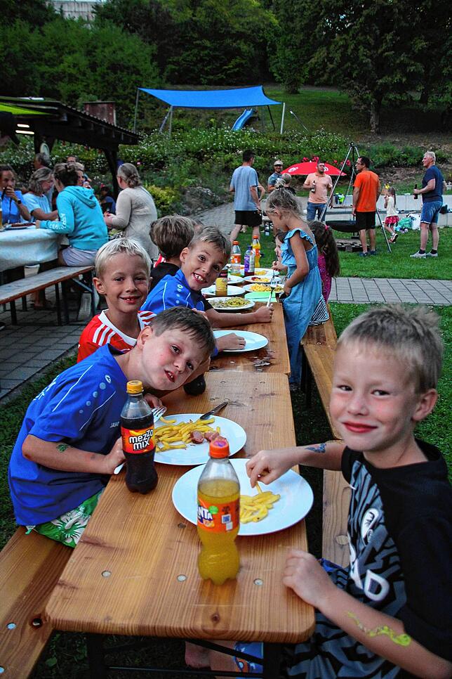 Der Saisonabschluss am Samstag vor Ende der Schulferien wird von den Mitgliedern des Vereins Schwimmfreunde Stühlingen stets gefeiert, ...