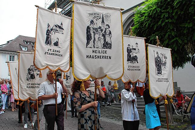 Bild 2: Hausherrenfest 2024: Hausherren-Prozession nach dem Hochamt