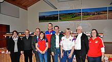 Mit seinen Spenden unterstützt der Bayern-Fanclub fünf soziale Einrichtungen (von links): Nicola Lippold, Paul Mäder, Martin Köchling, ...