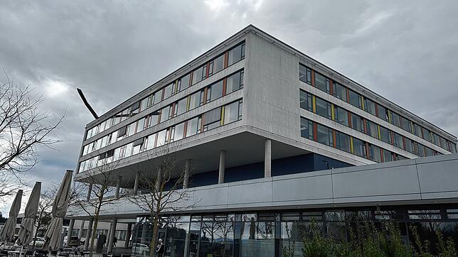 Dunkle Wolken über dem Klinikum: Sein Defizit von zehn bis 15 Millionen Euro trägt zu den Belastungen für den geplanten Kreishaushalt ...