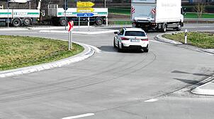 Am Kreisverkehr wird ab kommenden Montag wieder gearbeitet. Die Bordsteine und die Markierungen müssen erneuert werden. Foto: Paul Haug